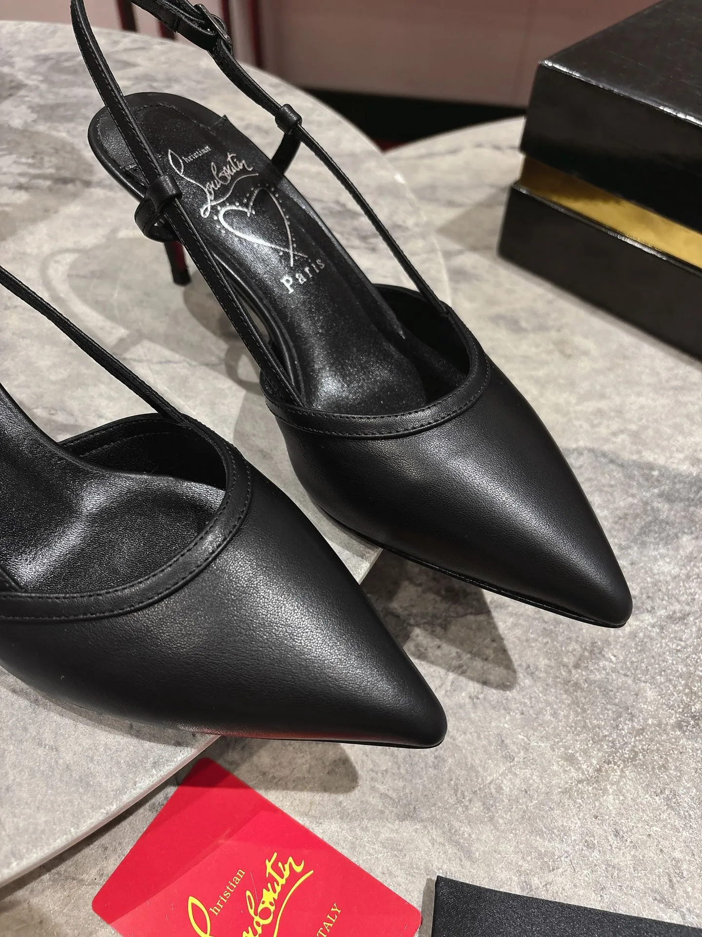 👟👟Ex-factory price 600👟👟 🆑❥∙Back empty sandals🦋✪ꫛꫀw.✔︎ Featuring a slightly pointed toe and slim straps, this model is crafted in white calfskin with a 65mm heel height and added hand-placed crystals on the front. It features our signature Louboutin red sole with Christian Louboutin's signature and heart-shaped stamped logo on the insole. Size: 34 yards - 42 yards (34.40.41.42. Customized, non-refundable and non-exchangeable‼️) Heel height: 6.5cm Color: white black